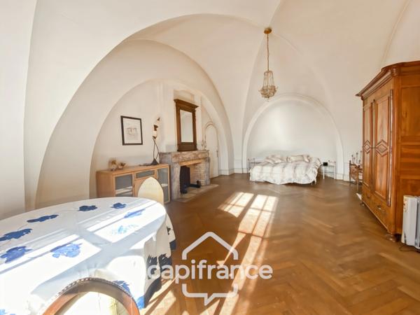 Propriété à vendre - Ancienne chapelle - 8 pièces CUISEAUX (71) sur 1.1 hectare de terrain.