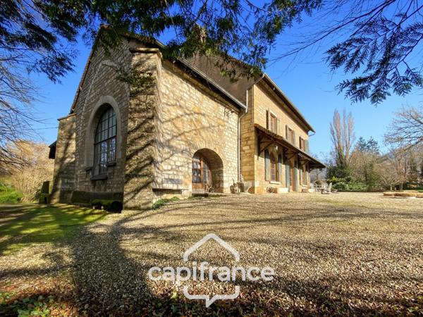 Propriété à vendre - Ancienne chapelle - 8 pièces CUISEAUX (71) sur 1.1 hectare de terrain.