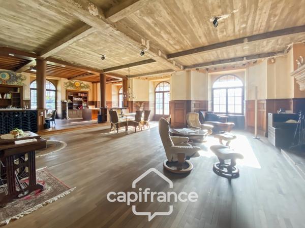 Propriété à vendre - Ancienne chapelle - 8 pièces CUISEAUX (71) sur 1.1 hectare de terrain.