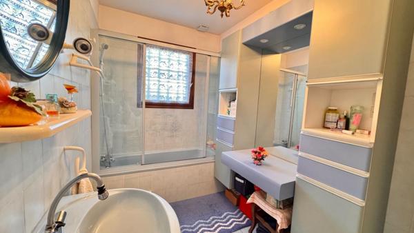 Agréable maison de plain-pied avec studio et garage de 30 m²