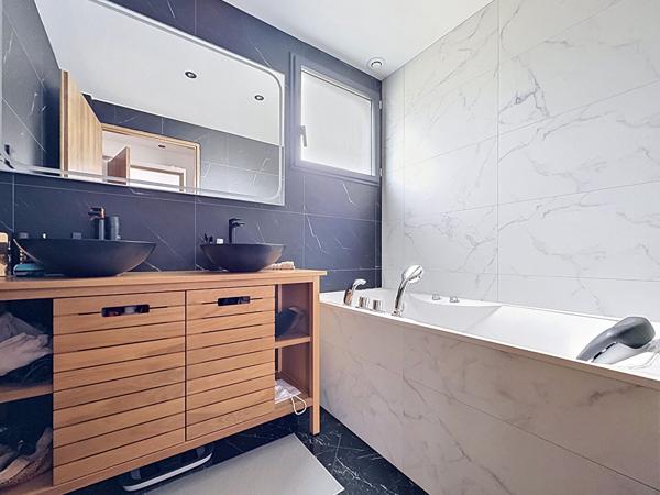 Maison, plain-pied, 3 chambres, jardin, garage, rénovée, bus, C9, écoles, commerces