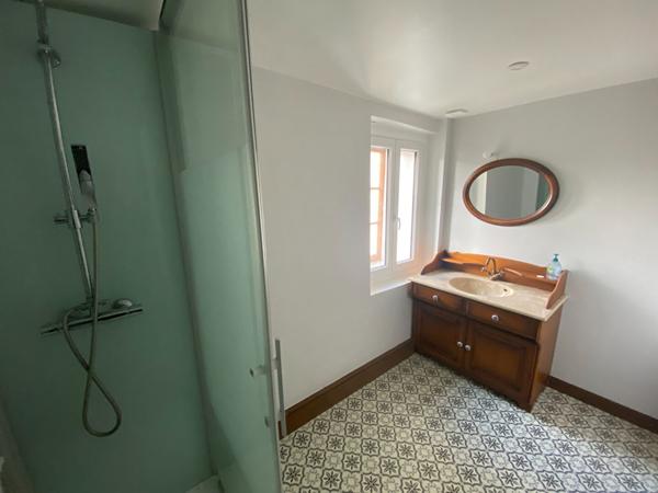 A LOUER - Maison de ville, 3 chambres à CAULNES. (AXE RENNES/ST BRIEUC)