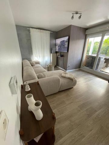 A AULNAY SOUS-BOIS 93600 CHARMANT APPARTEMENT LUMINEUX  T3, 58 m², 2 chambres avec un parking