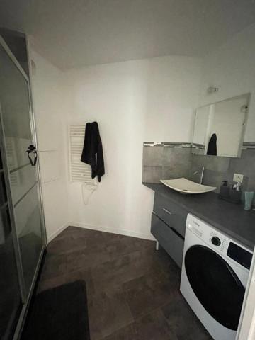 A AULNAY SOUS-BOIS 93600 CHARMANT APPARTEMENT LUMINEUX  T3, 58 m², 2 chambres avec un parking