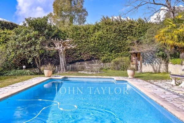 Vente en nue-propriété : villa au fort potentiel avec vue Estérel et village
