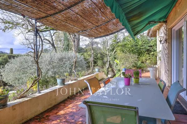 Vente en nue-propriété : villa au fort potentiel avec vue Estérel et village