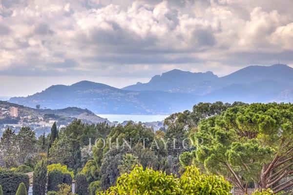 Vente en nue-propriété : villa au fort potentiel avec vue Estérel et village