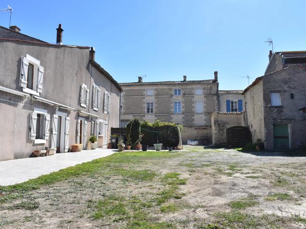 Grande maison de ville avec 5/6 chambres et encore du potentiel!