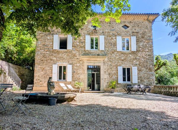 Maison bourgeoise renovée avec de belles prestations sur la commune de Vals les bains