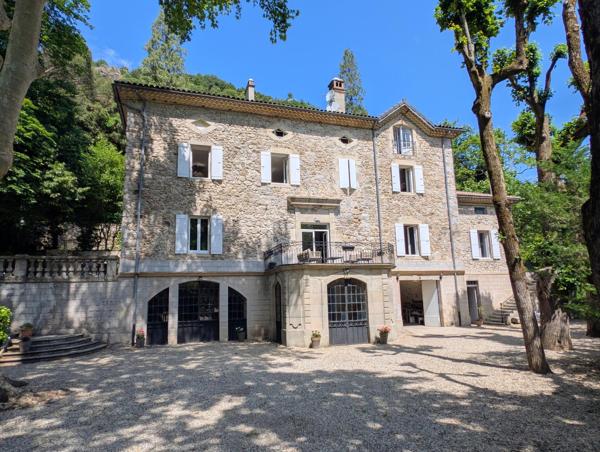 Maison bourgeoise renovée avec de belles prestations sur la commune de Vals les bains