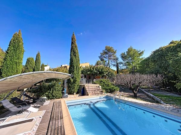 Nîmes (30000) Villa d'architecte 184m2 au total sur un terrain arboré de 2145m2 avec garage et Piscine