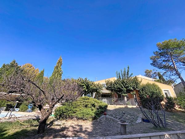 Nîmes (30000) Villa d'architecte 184m2 au total sur un terrain arboré de 2145m2 avec garage et Piscine