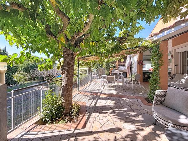 Nîmes (30000) Villa d'architecte 184m2 au total sur un terrain arboré de 2145m2 avec garage et Piscine