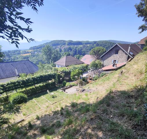 Coup de cœur assuré pour cette superbe maison de caractère en pierres apparentes, et refaite à neuf, et son jardin arboré à 15 minutes de Genève ! 

Au calme du village de Monnetier-Mornex et à quelques minutes des grands axes routiers et de la frontière Suisse du canton de Genève, cette magnifique maison de village entièrement rénovée avec beaucoup de gout et de qualité, et son terrain arboré, vous séduiront au premier coup d'œil. 
Quand on arrive, on est d'emblé séduit par le calme, l'ambiance douce que dégage cette belle bâtisse, la vue, la sérénité du lieu. On s'imagine rapidement vivre ici, car il y a tout pour se détendre et créer sa bulle de bien-être ici : de grands espaces, un joli terrain en plusieurs terrasses arborées qui offre une vue dégagée sur la vallée, une grande serre de jardin en bois et baies vitrées, comme une cabane pour les amoureux de jardinage, ou pour se créer un cocon d'hiver, un terrain de pétanque, une pergola végétale qui offre la possibilité de prendre le thé, à l'anglaise, dans le jardin, une terrasse devant la maison, pour profiter des journées ensoleillées... On peut facilement imaginer une piscine sur les hauteurs du terrain également.

A l'intérieur, dans chaque pièce on ne peut qu'etre séduit par la qualité des finitions, et le travail de la pierre qui allie l'authenticité du lieu à la modernité de la rénovation proposée.

Chaque espace est utilisé et la lumière intelligemment captée pour rendre la maison lumineuse. Elle reste cependant très fraiche en été, du fait de l'épaisseur des murs d'époque.

Dans le détail, voila comment se compose la maison : 

La maison se situe sur un terrain composé de 2 parcelles, pour 984m2 au total. 
La parcelle de terrain non construite est en pente, arborée, et aménagée en plusieurs terrasses planes et escaliers en pierres. 

A l'extérieur, on trouve : une cour gravillonnée (ou l'on peut garer 2 véhicules), en partie ombragée par une pergola végétalisée, une grande serre de jardin, un terrain de pétanque, un abri à voiture, une terrasse aménagée qui mène à la maison. 

La maison est composée d'une partie principale, et d'une dépendance, pour 205 m2 de surface habitable. 

Au RDC : la dépendance de 27m2 est composée d'une chambre de 7.2 m2, un salon-cuisine de 15.9 m2 et une salle de bain - WC de 3.9 m2. Cette partie peut etre imaginée comme un appartement loué séparément, ou un espace à part pour un jeune adulte qui s'autonomise.

La demeure principale est composée au RDC d'une cuisine de 21.9m2, un salon - salle à manger de 21.1m2, une salle de bain avec WWC et douche à l'italienne de 4,3 m2 et un petit dégagement qui mène à une zone cellier - buanderie type carnotzet de 21,6 m2 en deux parties distinctes, toutes deux avec un plafond en voûte en pierres apparentes. 

Au premier étage inférieur : le palier de 3,7 m2 donne accès à deux chambres, l'une de 18,3 m2 et l'autre de type suite parentale de 22,4 m2 avec un dressing aménagé et une salle d'eau (douche à l'italienne et meuble vasque). 

Au premier étage supérieur : une zone "bureau" ouvert de 13,5 m2, un WC et une vaste salle de bain de 10,2 m2 avec grande douche à l'italienne, baignoire et meuble vasque double. 

Au dernier étage, une vaste zone de détente - salon de 38,7m2 (dont 7,5 m2 sous les 1,8 m) et une chambre avec rangements de 12 m2 (dont 4,3 m2 sous les 1,8 m).

Photos et vidéos supplémentaires sur demande.