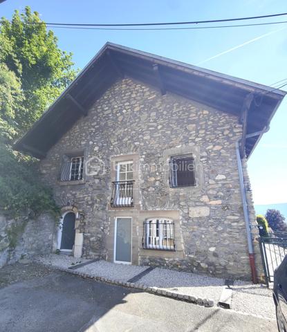 Coup de cœur assuré pour cette superbe maison de caractère en pierres apparentes, et refaite à neuf, et son jardin arboré à 15 minutes de Genève ! 

Au calme du village de Monnetier-Mornex et à quelques minutes des grands axes routiers et de la frontière Suisse du canton de Genève, cette magnifique maison de village entièrement rénovée avec beaucoup de gout et de qualité, et son terrain arboré, vous séduiront au premier coup d'œil. 
Quand on arrive, on est d'emblé séduit par le calme, l'ambiance douce que dégage cette belle bâtisse, la vue, la sérénité du lieu. On s'imagine rapidement vivre ici, car il y a tout pour se détendre et créer sa bulle de bien-être ici : de grands espaces, un joli terrain en plusieurs terrasses arborées qui offre une vue dégagée sur la vallée, une grande serre de jardin en bois et baies vitrées, comme une cabane pour les amoureux de jardinage, ou pour se créer un cocon d'hiver, un terrain de pétanque, une pergola végétale qui offre la possibilité de prendre le thé, à l'anglaise, dans le jardin, une terrasse devant la maison, pour profiter des journées ensoleillées... On peut facilement imaginer une piscine sur les hauteurs du terrain également.

A l'intérieur, dans chaque pièce on ne peut qu'etre séduit par la qualité des finitions, et le travail de la pierre qui allie l'authenticité du lieu à la modernité de la rénovation proposée.

Chaque espace est utilisé et la lumière intelligemment captée pour rendre la maison lumineuse. Elle reste cependant très fraiche en été, du fait de l'épaisseur des murs d'époque.

Dans le détail, voila comment se compose la maison : 

La maison se situe sur un terrain composé de 2 parcelles, pour 984m2 au total. 
La parcelle de terrain non construite est en pente, arborée, et aménagée en plusieurs terrasses planes et escaliers en pierres. 

A l'extérieur, on trouve : une cour gravillonnée (ou l'on peut garer 2 véhicules), en partie ombragée par une pergola végétalisée, une grande serre de jardin, un terrain de pétanque, un abri à voiture, une terrasse aménagée qui mène à la maison. 

La maison est composée d'une partie principale, et d'une dépendance, pour 205 m2 de surface habitable. 

Au RDC : la dépendance de 27m2 est composée d'une chambre de 7.2 m2, un salon-cuisine de 15.9 m2 et une salle de bain - WC de 3.9 m2. Cette partie peut etre imaginée comme un appartement loué séparément, ou un espace à part pour un jeune adulte qui s'autonomise.

La demeure principale est composée au RDC d'une cuisine de 21.9m2, un salon - salle à manger de 21.1m2, une salle de bain avec WWC et douche à l'italienne de 4,3 m2 et un petit dégagement qui mène à une zone cellier - buanderie type carnotzet de 21,6 m2 en deux parties distinctes, toutes deux avec un plafond en voûte en pierres apparentes. 

Au premier étage inférieur : le palier de 3,7 m2 donne accès à deux chambres, l'une de 18,3 m2 et l'autre de type suite parentale de 22,4 m2 avec un dressing aménagé et une salle d'eau (douche à l'italienne et meuble vasque). 

Au premier étage supérieur : une zone "bureau" ouvert de 13,5 m2, un WC et une vaste salle de bain de 10,2 m2 avec grande douche à l'italienne, baignoire et meuble vasque double. 

Au dernier étage, une vaste zone de détente - salon de 38,7m2 (dont 7,5 m2 sous les 1,8 m) et une chambre avec rangements de 12 m2 (dont 4,3 m2 sous les 1,8 m).

Photos et vidéos supplémentaires sur demande.
