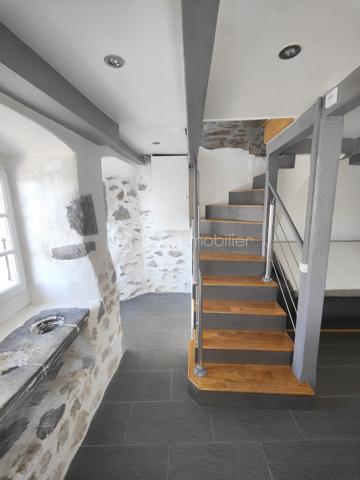 Coup de cœur assuré pour cette superbe maison de caractère en pierres apparentes, et refaite à neuf, et son jardin arboré à 15 minutes de Genève ! 

Au calme du village de Monnetier-Mornex et à quelques minutes des grands axes routiers et de la frontière Suisse du canton de Genève, cette magnifique maison de village entièrement rénovée avec beaucoup de gout et de qualité, et son terrain arboré, vous séduiront au premier coup d'œil. 
Quand on arrive, on est d'emblé séduit par le calme, l'ambiance douce que dégage cette belle bâtisse, la vue, la sérénité du lieu. On s'imagine rapidement vivre ici, car il y a tout pour se détendre et créer sa bulle de bien-être ici : de grands espaces, un joli terrain en plusieurs terrasses arborées qui offre une vue dégagée sur la vallée, une grande serre de jardin en bois et baies vitrées, comme une cabane pour les amoureux de jardinage, ou pour se créer un cocon d'hiver, un terrain de pétanque, une pergola végétale qui offre la possibilité de prendre le thé, à l'anglaise, dans le jardin, une terrasse devant la maison, pour profiter des journées ensoleillées... On peut facilement imaginer une piscine sur les hauteurs du terrain également.

A l'intérieur, dans chaque pièce on ne peut qu'etre séduit par la qualité des finitions, et le travail de la pierre qui allie l'authenticité du lieu à la modernité de la rénovation proposée.

Chaque espace est utilisé et la lumière intelligemment captée pour rendre la maison lumineuse. Elle reste cependant très fraiche en été, du fait de l'épaisseur des murs d'époque.

Dans le détail, voila comment se compose la maison : 

La maison se situe sur un terrain composé de 2 parcelles, pour 984m2 au total. 
La parcelle de terrain non construite est en pente, arborée, et aménagée en plusieurs terrasses planes et escaliers en pierres. 

A l'extérieur, on trouve : une cour gravillonnée (ou l'on peut garer 2 véhicules), en partie ombragée par une pergola végétalisée, une grande serre de jardin, un terrain de pétanque, un abri à voiture, une terrasse aménagée qui mène à la maison. 

La maison est composée d'une partie principale, et d'une dépendance, pour 205 m2 de surface habitable. 

Au RDC : la dépendance de 27m2 est composée d'une chambre de 7.2 m2, un salon-cuisine de 15.9 m2 et une salle de bain - WC de 3.9 m2. Cette partie peut etre imaginée comme un appartement loué séparément, ou un espace à part pour un jeune adulte qui s'autonomise.

La demeure principale est composée au RDC d'une cuisine de 21.9m2, un salon - salle à manger de 21.1m2, une salle de bain avec WWC et douche à l'italienne de 4,3 m2 et un petit dégagement qui mène à une zone cellier - buanderie type carnotzet de 21,6 m2 en deux parties distinctes, toutes deux avec un plafond en voûte en pierres apparentes. 

Au premier étage inférieur : le palier de 3,7 m2 donne accès à deux chambres, l'une de 18,3 m2 et l'autre de type suite parentale de 22,4 m2 avec un dressing aménagé et une salle d'eau (douche à l'italienne et meuble vasque). 

Au premier étage supérieur : une zone "bureau" ouvert de 13,5 m2, un WC et une vaste salle de bain de 10,2 m2 avec grande douche à l'italienne, baignoire et meuble vasque double. 

Au dernier étage, une vaste zone de détente - salon de 38,7m2 (dont 7,5 m2 sous les 1,8 m) et une chambre avec rangements de 12 m2 (dont 4,3 m2 sous les 1,8 m).

Photos et vidéos supplémentaires sur demande.