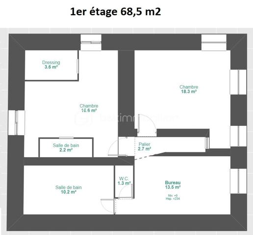 Coup de cœur assuré pour cette superbe maison de caractère en pierres apparentes, et refaite à neuf, et son jardin arboré à 15 minutes de Genève ! 

Au calme du village de Monnetier-Mornex et à quelques minutes des grands axes routiers et de la frontière Suisse du canton de Genève, cette magnifique maison de village entièrement rénovée avec beaucoup de gout et de qualité, et son terrain arboré, vous séduiront au premier coup d'œil. 
Quand on arrive, on est d'emblé séduit par le calme, l'ambiance douce que dégage cette belle bâtisse, la vue, la sérénité du lieu. On s'imagine rapidement vivre ici, car il y a tout pour se détendre et créer sa bulle de bien-être ici : de grands espaces, un joli terrain en plusieurs terrasses arborées qui offre une vue dégagée sur la vallée, une grande serre de jardin en bois et baies vitrées, comme une cabane pour les amoureux de jardinage, ou pour se créer un cocon d'hiver, un terrain de pétanque, une pergola végétale qui offre la possibilité de prendre le thé, à l'anglaise, dans le jardin, une terrasse devant la maison, pour profiter des journées ensoleillées... On peut facilement imaginer une piscine sur les hauteurs du terrain également.

A l'intérieur, dans chaque pièce on ne peut qu'etre séduit par la qualité des finitions, et le travail de la pierre qui allie l'authenticité du lieu à la modernité de la rénovation proposée.

Chaque espace est utilisé et la lumière intelligemment captée pour rendre la maison lumineuse. Elle reste cependant très fraiche en été, du fait de l'épaisseur des murs d'époque.

Dans le détail, voila comment se compose la maison : 

La maison se situe sur un terrain composé de 2 parcelles, pour 984m2 au total. 
La parcelle de terrain non construite est en pente, arborée, et aménagée en plusieurs terrasses planes et escaliers en pierres. 

A l'extérieur, on trouve : une cour gravillonnée (ou l'on peut garer 2 véhicules), en partie ombragée par une pergola végétalisée, une grande serre de jardin, un terrain de pétanque, un abri à voiture, une terrasse aménagée qui mène à la maison. 

La maison est composée d'une partie principale, et d'une dépendance, pour 205 m2 de surface habitable. 

Au RDC : la dépendance de 27m2 est composée d'une chambre de 7.2 m2, un salon-cuisine de 15.9 m2 et une salle de bain - WC de 3.9 m2. Cette partie peut etre imaginée comme un appartement loué séparément, ou un espace à part pour un jeune adulte qui s'autonomise.

La demeure principale est composée au RDC d'une cuisine de 21.9m2, un salon - salle à manger de 21.1m2, une salle de bain avec WWC et douche à l'italienne de 4,3 m2 et un petit dégagement qui mène à une zone cellier - buanderie type carnotzet de 21,6 m2 en deux parties distinctes, toutes deux avec un plafond en voûte en pierres apparentes. 

Au premier étage inférieur : le palier de 3,7 m2 donne accès à deux chambres, l'une de 18,3 m2 et l'autre de type suite parentale de 22,4 m2 avec un dressing aménagé et une salle d'eau (douche à l'italienne et meuble vasque). 

Au premier étage supérieur : une zone "bureau" ouvert de 13,5 m2, un WC et une vaste salle de bain de 10,2 m2 avec grande douche à l'italienne, baignoire et meuble vasque double. 

Au dernier étage, une vaste zone de détente - salon de 38,7m2 (dont 7,5 m2 sous les 1,8 m) et une chambre avec rangements de 12 m2 (dont 4,3 m2 sous les 1,8 m).

Photos et vidéos supplémentaires sur demande.