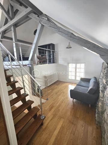 Coup de cœur assuré pour cette superbe maison de caractère en pierres apparentes, et refaite à neuf, et son jardin arboré à 15 minutes de Genève ! 

Au calme du village de Monnetier-Mornex et à quelques minutes des grands axes routiers et de la frontière Suisse du canton de Genève, cette magnifique maison de village entièrement rénovée avec beaucoup de gout et de qualité, et son terrain arboré, vous séduiront au premier coup d'œil. 
Quand on arrive, on est d'emblé séduit par le calme, l'ambiance douce que dégage cette belle bâtisse, la vue, la sérénité du lieu. On s'imagine rapidement vivre ici, car il y a tout pour se détendre et créer sa bulle de bien-être ici : de grands espaces, un joli terrain en plusieurs terrasses arborées qui offre une vue dégagée sur la vallée, une grande serre de jardin en bois et baies vitrées, comme une cabane pour les amoureux de jardinage, ou pour se créer un cocon d'hiver, un terrain de pétanque, une pergola végétale qui offre la possibilité de prendre le thé, à l'anglaise, dans le jardin, une terrasse devant la maison, pour profiter des journées ensoleillées... On peut facilement imaginer une piscine sur les hauteurs du terrain également.

A l'intérieur, dans chaque pièce on ne peut qu'etre séduit par la qualité des finitions, et le travail de la pierre qui allie l'authenticité du lieu à la modernité de la rénovation proposée.

Chaque espace est utilisé et la lumière intelligemment captée pour rendre la maison lumineuse. Elle reste cependant très fraiche en été, du fait de l'épaisseur des murs d'époque.

Dans le détail, voila comment se compose la maison : 

La maison se situe sur un terrain composé de 2 parcelles, pour 984m2 au total. 
La parcelle de terrain non construite est en pente, arborée, et aménagée en plusieurs terrasses planes et escaliers en pierres. 

A l'extérieur, on trouve : une cour gravillonnée (ou l'on peut garer 2 véhicules), en partie ombragée par une pergola végétalisée, une grande serre de jardin, un terrain de pétanque, un abri à voiture, une terrasse aménagée qui mène à la maison. 

La maison est composée d'une partie principale, et d'une dépendance, pour 205 m2 de surface habitable. 

Au RDC : la dépendance de 27m2 est composée d'une chambre de 7.2 m2, un salon-cuisine de 15.9 m2 et une salle de bain - WC de 3.9 m2. Cette partie peut etre imaginée comme un appartement loué séparément, ou un espace à part pour un jeune adulte qui s'autonomise.

La demeure principale est composée au RDC d'une cuisine de 21.9m2, un salon - salle à manger de 21.1m2, une salle de bain avec WWC et douche à l'italienne de 4,3 m2 et un petit dégagement qui mène à une zone cellier - buanderie type carnotzet de 21,6 m2 en deux parties distinctes, toutes deux avec un plafond en voûte en pierres apparentes. 

Au premier étage inférieur : le palier de 3,7 m2 donne accès à deux chambres, l'une de 18,3 m2 et l'autre de type suite parentale de 22,4 m2 avec un dressing aménagé et une salle d'eau (douche à l'italienne et meuble vasque). 

Au premier étage supérieur : une zone "bureau" ouvert de 13,5 m2, un WC et une vaste salle de bain de 10,2 m2 avec grande douche à l'italienne, baignoire et meuble vasque double. 

Au dernier étage, une vaste zone de détente - salon de 38,7m2 (dont 7,5 m2 sous les 1,8 m) et une chambre avec rangements de 12 m2 (dont 4,3 m2 sous les 1,8 m).

Photos et vidéos supplémentaires sur demande.