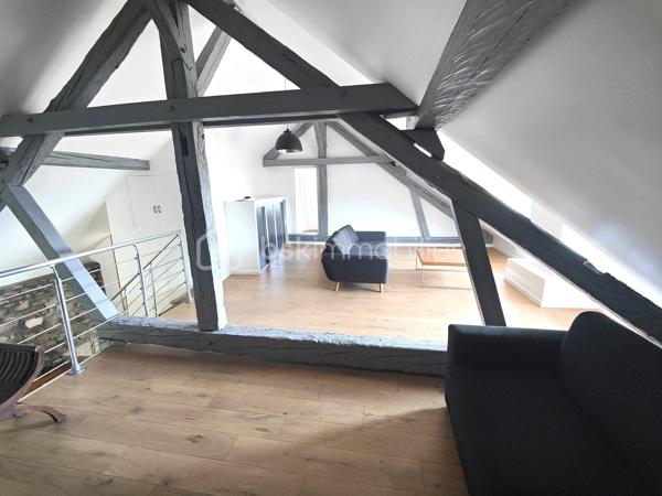 Coup de cœur assuré pour cette superbe maison de caractère en pierres apparentes, et refaite à neuf, et son jardin arboré à 15 minutes de Genève ! 

Au calme du village de Monnetier-Mornex et à quelques minutes des grands axes routiers et de la frontière Suisse du canton de Genève, cette magnifique maison de village entièrement rénovée avec beaucoup de gout et de qualité, et son terrain arboré, vous séduiront au premier coup d'œil. 
Quand on arrive, on est d'emblé séduit par le calme, l'ambiance douce que dégage cette belle bâtisse, la vue, la sérénité du lieu. On s'imagine rapidement vivre ici, car il y a tout pour se détendre et créer sa bulle de bien-être ici : de grands espaces, un joli terrain en plusieurs terrasses arborées qui offre une vue dégagée sur la vallée, une grande serre de jardin en bois et baies vitrées, comme une cabane pour les amoureux de jardinage, ou pour se créer un cocon d'hiver, un terrain de pétanque, une pergola végétale qui offre la possibilité de prendre le thé, à l'anglaise, dans le jardin, une terrasse devant la maison, pour profiter des journées ensoleillées... On peut facilement imaginer une piscine sur les hauteurs du terrain également.

A l'intérieur, dans chaque pièce on ne peut qu'etre séduit par la qualité des finitions, et le travail de la pierre qui allie l'authenticité du lieu à la modernité de la rénovation proposée.

Chaque espace est utilisé et la lumière intelligemment captée pour rendre la maison lumineuse. Elle reste cependant très fraiche en été, du fait de l'épaisseur des murs d'époque.

Dans le détail, voila comment se compose la maison : 

La maison se situe sur un terrain composé de 2 parcelles, pour 984m2 au total. 
La parcelle de terrain non construite est en pente, arborée, et aménagée en plusieurs terrasses planes et escaliers en pierres. 

A l'extérieur, on trouve : une cour gravillonnée (ou l'on peut garer 2 véhicules), en partie ombragée par une pergola végétalisée, une grande serre de jardin, un terrain de pétanque, un abri à voiture, une terrasse aménagée qui mène à la maison. 

La maison est composée d'une partie principale, et d'une dépendance, pour 205 m2 de surface habitable. 

Au RDC : la dépendance de 27m2 est composée d'une chambre de 7.2 m2, un salon-cuisine de 15.9 m2 et une salle de bain - WC de 3.9 m2. Cette partie peut etre imaginée comme un appartement loué séparément, ou un espace à part pour un jeune adulte qui s'autonomise.

La demeure principale est composée au RDC d'une cuisine de 21.9m2, un salon - salle à manger de 21.1m2, une salle de bain avec WWC et douche à l'italienne de 4,3 m2 et un petit dégagement qui mène à une zone cellier - buanderie type carnotzet de 21,6 m2 en deux parties distinctes, toutes deux avec un plafond en voûte en pierres apparentes. 

Au premier étage inférieur : le palier de 3,7 m2 donne accès à deux chambres, l'une de 18,3 m2 et l'autre de type suite parentale de 22,4 m2 avec un dressing aménagé et une salle d'eau (douche à l'italienne et meuble vasque). 

Au premier étage supérieur : une zone "bureau" ouvert de 13,5 m2, un WC et une vaste salle de bain de 10,2 m2 avec grande douche à l'italienne, baignoire et meuble vasque double. 

Au dernier étage, une vaste zone de détente - salon de 38,7m2 (dont 7,5 m2 sous les 1,8 m) et une chambre avec rangements de 12 m2 (dont 4,3 m2 sous les 1,8 m).

Photos et vidéos supplémentaires sur demande.
