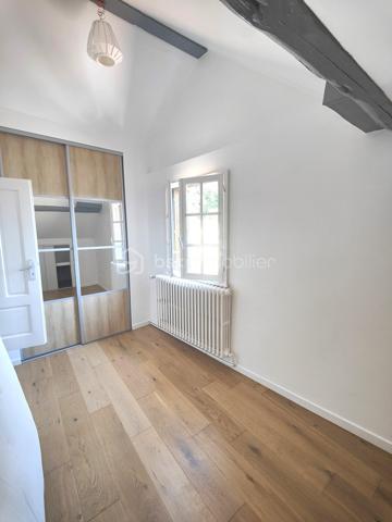 Coup de cœur assuré pour cette superbe maison de caractère en pierres apparentes, et refaite à neuf, et son jardin arboré à 15 minutes de Genève ! 

Au calme du village de Monnetier-Mornex et à quelques minutes des grands axes routiers et de la frontière Suisse du canton de Genève, cette magnifique maison de village entièrement rénovée avec beaucoup de gout et de qualité, et son terrain arboré, vous séduiront au premier coup d'œil. 
Quand on arrive, on est d'emblé séduit par le calme, l'ambiance douce que dégage cette belle bâtisse, la vue, la sérénité du lieu. On s'imagine rapidement vivre ici, car il y a tout pour se détendre et créer sa bulle de bien-être ici : de grands espaces, un joli terrain en plusieurs terrasses arborées qui offre une vue dégagée sur la vallée, une grande serre de jardin en bois et baies vitrées, comme une cabane pour les amoureux de jardinage, ou pour se créer un cocon d'hiver, un terrain de pétanque, une pergola végétale qui offre la possibilité de prendre le thé, à l'anglaise, dans le jardin, une terrasse devant la maison, pour profiter des journées ensoleillées... On peut facilement imaginer une piscine sur les hauteurs du terrain également.

A l'intérieur, dans chaque pièce on ne peut qu'etre séduit par la qualité des finitions, et le travail de la pierre qui allie l'authenticité du lieu à la modernité de la rénovation proposée.

Chaque espace est utilisé et la lumière intelligemment captée pour rendre la maison lumineuse. Elle reste cependant très fraiche en été, du fait de l'épaisseur des murs d'époque.

Dans le détail, voila comment se compose la maison : 

La maison se situe sur un terrain composé de 2 parcelles, pour 984m2 au total. 
La parcelle de terrain non construite est en pente, arborée, et aménagée en plusieurs terrasses planes et escaliers en pierres. 

A l'extérieur, on trouve : une cour gravillonnée (ou l'on peut garer 2 véhicules), en partie ombragée par une pergola végétalisée, une grande serre de jardin, un terrain de pétanque, un abri à voiture, une terrasse aménagée qui mène à la maison. 

La maison est composée d'une partie principale, et d'une dépendance, pour 205 m2 de surface habitable. 

Au RDC : la dépendance de 27m2 est composée d'une chambre de 7.2 m2, un salon-cuisine de 15.9 m2 et une salle de bain - WC de 3.9 m2. Cette partie peut etre imaginée comme un appartement loué séparément, ou un espace à part pour un jeune adulte qui s'autonomise.

La demeure principale est composée au RDC d'une cuisine de 21.9m2, un salon - salle à manger de 21.1m2, une salle de bain avec WWC et douche à l'italienne de 4,3 m2 et un petit dégagement qui mène à une zone cellier - buanderie type carnotzet de 21,6 m2 en deux parties distinctes, toutes deux avec un plafond en voûte en pierres apparentes. 

Au premier étage inférieur : le palier de 3,7 m2 donne accès à deux chambres, l'une de 18,3 m2 et l'autre de type suite parentale de 22,4 m2 avec un dressing aménagé et une salle d'eau (douche à l'italienne et meuble vasque). 

Au premier étage supérieur : une zone "bureau" ouvert de 13,5 m2, un WC et une vaste salle de bain de 10,2 m2 avec grande douche à l'italienne, baignoire et meuble vasque double. 

Au dernier étage, une vaste zone de détente - salon de 38,7m2 (dont 7,5 m2 sous les 1,8 m) et une chambre avec rangements de 12 m2 (dont 4,3 m2 sous les 1,8 m).

Photos et vidéos supplémentaires sur demande.