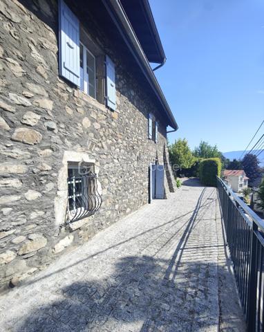 Coup de cœur assuré pour cette superbe maison de caractère en pierres apparentes, et refaite à neuf, et son jardin arboré à 15 minutes de Genève ! 

Au calme du village de Monnetier-Mornex et à quelques minutes des grands axes routiers et de la frontière Suisse du canton de Genève, cette magnifique maison de village entièrement rénovée avec beaucoup de gout et de qualité, et son terrain arboré, vous séduiront au premier coup d'œil. 
Quand on arrive, on est d'emblé séduit par le calme, l'ambiance douce que dégage cette belle bâtisse, la vue, la sérénité du lieu. On s'imagine rapidement vivre ici, car il y a tout pour se détendre et créer sa bulle de bien-être ici : de grands espaces, un joli terrain en plusieurs terrasses arborées qui offre une vue dégagée sur la vallée, une grande serre de jardin en bois et baies vitrées, comme une cabane pour les amoureux de jardinage, ou pour se créer un cocon d'hiver, un terrain de pétanque, une pergola végétale qui offre la possibilité de prendre le thé, à l'anglaise, dans le jardin, une terrasse devant la maison, pour profiter des journées ensoleillées... On peut facilement imaginer une piscine sur les hauteurs du terrain également.

A l'intérieur, dans chaque pièce on ne peut qu'etre séduit par la qualité des finitions, et le travail de la pierre qui allie l'authenticité du lieu à la modernité de la rénovation proposée.

Chaque espace est utilisé et la lumière intelligemment captée pour rendre la maison lumineuse. Elle reste cependant très fraiche en été, du fait de l'épaisseur des murs d'époque.

Dans le détail, voila comment se compose la maison : 

La maison se situe sur un terrain composé de 2 parcelles, pour 984m2 au total. 
La parcelle de terrain non construite est en pente, arborée, et aménagée en plusieurs terrasses planes et escaliers en pierres. 

A l'extérieur, on trouve : une cour gravillonnée (ou l'on peut garer 2 véhicules), en partie ombragée par une pergola végétalisée, une grande serre de jardin, un terrain de pétanque, un abri à voiture, une terrasse aménagée qui mène à la maison. 

La maison est composée d'une partie principale, et d'une dépendance, pour 205 m2 de surface habitable. 

Au RDC : la dépendance de 27m2 est composée d'une chambre de 7.2 m2, un salon-cuisine de 15.9 m2 et une salle de bain - WC de 3.9 m2. Cette partie peut etre imaginée comme un appartement loué séparément, ou un espace à part pour un jeune adulte qui s'autonomise.

La demeure principale est composée au RDC d'une cuisine de 21.9m2, un salon - salle à manger de 21.1m2, une salle de bain avec WWC et douche à l'italienne de 4,3 m2 et un petit dégagement qui mène à une zone cellier - buanderie type carnotzet de 21,6 m2 en deux parties distinctes, toutes deux avec un plafond en voûte en pierres apparentes. 

Au premier étage inférieur : le palier de 3,7 m2 donne accès à deux chambres, l'une de 18,3 m2 et l'autre de type suite parentale de 22,4 m2 avec un dressing aménagé et une salle d'eau (douche à l'italienne et meuble vasque). 

Au premier étage supérieur : une zone "bureau" ouvert de 13,5 m2, un WC et une vaste salle de bain de 10,2 m2 avec grande douche à l'italienne, baignoire et meuble vasque double. 

Au dernier étage, une vaste zone de détente - salon de 38,7m2 (dont 7,5 m2 sous les 1,8 m) et une chambre avec rangements de 12 m2 (dont 4,3 m2 sous les 1,8 m).

Photos et vidéos supplémentaires sur demande.