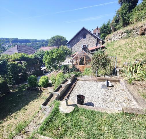 Coup de cœur assuré pour cette superbe maison de caractère en pierres apparentes, et refaite à neuf, et son jardin arboré à 15 minutes de Genève ! 

Au calme du village de Monnetier-Mornex et à quelques minutes des grands axes routiers et de la frontière Suisse du canton de Genève, cette magnifique maison de village entièrement rénovée avec beaucoup de gout et de qualité, et son terrain arboré, vous séduiront au premier coup d'œil. 
Quand on arrive, on est d'emblé séduit par le calme, l'ambiance douce que dégage cette belle bâtisse, la vue, la sérénité du lieu. On s'imagine rapidement vivre ici, car il y a tout pour se détendre et créer sa bulle de bien-être ici : de grands espaces, un joli terrain en plusieurs terrasses arborées qui offre une vue dégagée sur la vallée, une grande serre de jardin en bois et baies vitrées, comme une cabane pour les amoureux de jardinage, ou pour se créer un cocon d'hiver, un terrain de pétanque, une pergola végétale qui offre la possibilité de prendre le thé, à l'anglaise, dans le jardin, une terrasse devant la maison, pour profiter des journées ensoleillées... On peut facilement imaginer une piscine sur les hauteurs du terrain également.

A l'intérieur, dans chaque pièce on ne peut qu'etre séduit par la qualité des finitions, et le travail de la pierre qui allie l'authenticité du lieu à la modernité de la rénovation proposée.

Chaque espace est utilisé et la lumière intelligemment captée pour rendre la maison lumineuse. Elle reste cependant très fraiche en été, du fait de l'épaisseur des murs d'époque.

Dans le détail, voila comment se compose la maison : 

La maison se situe sur un terrain composé de 2 parcelles, pour 984m2 au total. 
La parcelle de terrain non construite est en pente, arborée, et aménagée en plusieurs terrasses planes et escaliers en pierres. 

A l'extérieur, on trouve : une cour gravillonnée (ou l'on peut garer 2 véhicules), en partie ombragée par une pergola végétalisée, une grande serre de jardin, un terrain de pétanque, un abri à voiture, une terrasse aménagée qui mène à la maison. 

La maison est composée d'une partie principale, et d'une dépendance, pour 205 m2 de surface habitable. 

Au RDC : la dépendance de 27m2 est composée d'une chambre de 7.2 m2, un salon-cuisine de 15.9 m2 et une salle de bain - WC de 3.9 m2. Cette partie peut etre imaginée comme un appartement loué séparément, ou un espace à part pour un jeune adulte qui s'autonomise.

La demeure principale est composée au RDC d'une cuisine de 21.9m2, un salon - salle à manger de 21.1m2, une salle de bain avec WWC et douche à l'italienne de 4,3 m2 et un petit dégagement qui mène à une zone cellier - buanderie type carnotzet de 21,6 m2 en deux parties distinctes, toutes deux avec un plafond en voûte en pierres apparentes. 

Au premier étage inférieur : le palier de 3,7 m2 donne accès à deux chambres, l'une de 18,3 m2 et l'autre de type suite parentale de 22,4 m2 avec un dressing aménagé et une salle d'eau (douche à l'italienne et meuble vasque). 

Au premier étage supérieur : une zone "bureau" ouvert de 13,5 m2, un WC et une vaste salle de bain de 10,2 m2 avec grande douche à l'italienne, baignoire et meuble vasque double. 

Au dernier étage, une vaste zone de détente - salon de 38,7m2 (dont 7,5 m2 sous les 1,8 m) et une chambre avec rangements de 12 m2 (dont 4,3 m2 sous les 1,8 m).

Photos et vidéos supplémentaires sur demande.