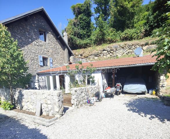 Coup de cœur assuré pour cette superbe maison de caractère en pierres apparentes, et refaite à neuf, et son jardin arboré à 15 minutes de Genève ! 

Au calme du village de Monnetier-Mornex et à quelques minutes des grands axes routiers et de la frontière Suisse du canton de Genève, cette magnifique maison de village entièrement rénovée avec beaucoup de gout et de qualité, et son terrain arboré, vous séduiront au premier coup d'œil. 
Quand on arrive, on est d'emblé séduit par le calme, l'ambiance douce que dégage cette belle bâtisse, la vue, la sérénité du lieu. On s'imagine rapidement vivre ici, car il y a tout pour se détendre et créer sa bulle de bien-être ici : de grands espaces, un joli terrain en plusieurs terrasses arborées qui offre une vue dégagée sur la vallée, une grande serre de jardin en bois et baies vitrées, comme une cabane pour les amoureux de jardinage, ou pour se créer un cocon d'hiver, un terrain de pétanque, une pergola végétale qui offre la possibilité de prendre le thé, à l'anglaise, dans le jardin, une terrasse devant la maison, pour profiter des journées ensoleillées... On peut facilement imaginer une piscine sur les hauteurs du terrain également.

A l'intérieur, dans chaque pièce on ne peut qu'etre séduit par la qualité des finitions, et le travail de la pierre qui allie l'authenticité du lieu à la modernité de la rénovation proposée.

Chaque espace est utilisé et la lumière intelligemment captée pour rendre la maison lumineuse. Elle reste cependant très fraiche en été, du fait de l'épaisseur des murs d'époque.

Dans le détail, voila comment se compose la maison : 

La maison se situe sur un terrain composé de 2 parcelles, pour 984m2 au total. 
La parcelle de terrain non construite est en pente, arborée, et aménagée en plusieurs terrasses planes et escaliers en pierres. 

A l'extérieur, on trouve : une cour gravillonnée (ou l'on peut garer 2 véhicules), en partie ombragée par une pergola végétalisée, une grande serre de jardin, un terrain de pétanque, un abri à voiture, une terrasse aménagée qui mène à la maison. 

La maison est composée d'une partie principale, et d'une dépendance, pour 205 m2 de surface habitable. 

Au RDC : la dépendance de 27m2 est composée d'une chambre de 7.2 m2, un salon-cuisine de 15.9 m2 et une salle de bain - WC de 3.9 m2. Cette partie peut etre imaginée comme un appartement loué séparément, ou un espace à part pour un jeune adulte qui s'autonomise.

La demeure principale est composée au RDC d'une cuisine de 21.9m2, un salon - salle à manger de 21.1m2, une salle de bain avec WWC et douche à l'italienne de 4,3 m2 et un petit dégagement qui mène à une zone cellier - buanderie type carnotzet de 21,6 m2 en deux parties distinctes, toutes deux avec un plafond en voûte en pierres apparentes. 

Au premier étage inférieur : le palier de 3,7 m2 donne accès à deux chambres, l'une de 18,3 m2 et l'autre de type suite parentale de 22,4 m2 avec un dressing aménagé et une salle d'eau (douche à l'italienne et meuble vasque). 

Au premier étage supérieur : une zone "bureau" ouvert de 13,5 m2, un WC et une vaste salle de bain de 10,2 m2 avec grande douche à l'italienne, baignoire et meuble vasque double. 

Au dernier étage, une vaste zone de détente - salon de 38,7m2 (dont 7,5 m2 sous les 1,8 m) et une chambre avec rangements de 12 m2 (dont 4,3 m2 sous les 1,8 m).

Photos et vidéos supplémentaires sur demande.