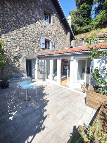 Coup de cœur assuré pour cette superbe maison de caractère en pierres apparentes, et refaite à neuf, et son jardin arboré à 15 minutes de Genève ! 

Au calme du village de Monnetier-Mornex et à quelques minutes des grands axes routiers et de la frontière Suisse du canton de Genève, cette magnifique maison de village entièrement rénovée avec beaucoup de gout et de qualité, et son terrain arboré, vous séduiront au premier coup d'œil. 
Quand on arrive, on est d'emblé séduit par le calme, l'ambiance douce que dégage cette belle bâtisse, la vue, la sérénité du lieu. On s'imagine rapidement vivre ici, car il y a tout pour se détendre et créer sa bulle de bien-être ici : de grands espaces, un joli terrain en plusieurs terrasses arborées qui offre une vue dégagée sur la vallée, une grande serre de jardin en bois et baies vitrées, comme une cabane pour les amoureux de jardinage, ou pour se créer un cocon d'hiver, un terrain de pétanque, une pergola végétale qui offre la possibilité de prendre le thé, à l'anglaise, dans le jardin, une terrasse devant la maison, pour profiter des journées ensoleillées... On peut facilement imaginer une piscine sur les hauteurs du terrain également.

A l'intérieur, dans chaque pièce on ne peut qu'etre séduit par la qualité des finitions, et le travail de la pierre qui allie l'authenticité du lieu à la modernité de la rénovation proposée.

Chaque espace est utilisé et la lumière intelligemment captée pour rendre la maison lumineuse. Elle reste cependant très fraiche en été, du fait de l'épaisseur des murs d'époque.

Dans le détail, voila comment se compose la maison : 

La maison se situe sur un terrain composé de 2 parcelles, pour 984m2 au total. 
La parcelle de terrain non construite est en pente, arborée, et aménagée en plusieurs terrasses planes et escaliers en pierres. 

A l'extérieur, on trouve : une cour gravillonnée (ou l'on peut garer 2 véhicules), en partie ombragée par une pergola végétalisée, une grande serre de jardin, un terrain de pétanque, un abri à voiture, une terrasse aménagée qui mène à la maison. 

La maison est composée d'une partie principale, et d'une dépendance, pour 205 m2 de surface habitable. 

Au RDC : la dépendance de 27m2 est composée d'une chambre de 7.2 m2, un salon-cuisine de 15.9 m2 et une salle de bain - WC de 3.9 m2. Cette partie peut etre imaginée comme un appartement loué séparément, ou un espace à part pour un jeune adulte qui s'autonomise.

La demeure principale est composée au RDC d'une cuisine de 21.9m2, un salon - salle à manger de 21.1m2, une salle de bain avec WWC et douche à l'italienne de 4,3 m2 et un petit dégagement qui mène à une zone cellier - buanderie type carnotzet de 21,6 m2 en deux parties distinctes, toutes deux avec un plafond en voûte en pierres apparentes. 

Au premier étage inférieur : le palier de 3,7 m2 donne accès à deux chambres, l'une de 18,3 m2 et l'autre de type suite parentale de 22,4 m2 avec un dressing aménagé et une salle d'eau (douche à l'italienne et meuble vasque). 

Au premier étage supérieur : une zone "bureau" ouvert de 13,5 m2, un WC et une vaste salle de bain de 10,2 m2 avec grande douche à l'italienne, baignoire et meuble vasque double. 

Au dernier étage, une vaste zone de détente - salon de 38,7m2 (dont 7,5 m2 sous les 1,8 m) et une chambre avec rangements de 12 m2 (dont 4,3 m2 sous les 1,8 m).

Photos et vidéos supplémentaires sur demande.