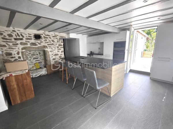 Coup de cœur assuré pour cette superbe maison de caractère en pierres apparentes, et refaite à neuf, et son jardin arboré à 15 minutes de Genève ! 

Au calme du village de Monnetier-Mornex et à quelques minutes des grands axes routiers et de la frontière Suisse du canton de Genève, cette magnifique maison de village entièrement rénovée avec beaucoup de gout et de qualité, et son terrain arboré, vous séduiront au premier coup d'œil. 
Quand on arrive, on est d'emblé séduit par le calme, l'ambiance douce que dégage cette belle bâtisse, la vue, la sérénité du lieu. On s'imagine rapidement vivre ici, car il y a tout pour se détendre et créer sa bulle de bien-être ici : de grands espaces, un joli terrain en plusieurs terrasses arborées qui offre une vue dégagée sur la vallée, une grande serre de jardin en bois et baies vitrées, comme une cabane pour les amoureux de jardinage, ou pour se créer un cocon d'hiver, un terrain de pétanque, une pergola végétale qui offre la possibilité de prendre le thé, à l'anglaise, dans le jardin, une terrasse devant la maison, pour profiter des journées ensoleillées... On peut facilement imaginer une piscine sur les hauteurs du terrain également.

A l'intérieur, dans chaque pièce on ne peut qu'etre séduit par la qualité des finitions, et le travail de la pierre qui allie l'authenticité du lieu à la modernité de la rénovation proposée.

Chaque espace est utilisé et la lumière intelligemment captée pour rendre la maison lumineuse. Elle reste cependant très fraiche en été, du fait de l'épaisseur des murs d'époque.

Dans le détail, voila comment se compose la maison : 

La maison se situe sur un terrain composé de 2 parcelles, pour 984m2 au total. 
La parcelle de terrain non construite est en pente, arborée, et aménagée en plusieurs terrasses planes et escaliers en pierres. 

A l'extérieur, on trouve : une cour gravillonnée (ou l'on peut garer 2 véhicules), en partie ombragée par une pergola végétalisée, une grande serre de jardin, un terrain de pétanque, un abri à voiture, une terrasse aménagée qui mène à la maison. 

La maison est composée d'une partie principale, et d'une dépendance, pour 205 m2 de surface habitable. 

Au RDC : la dépendance de 27m2 est composée d'une chambre de 7.2 m2, un salon-cuisine de 15.9 m2 et une salle de bain - WC de 3.9 m2. Cette partie peut etre imaginée comme un appartement loué séparément, ou un espace à part pour un jeune adulte qui s'autonomise.

La demeure principale est composée au RDC d'une cuisine de 21.9m2, un salon - salle à manger de 21.1m2, une salle de bain avec WWC et douche à l'italienne de 4,3 m2 et un petit dégagement qui mène à une zone cellier - buanderie type carnotzet de 21,6 m2 en deux parties distinctes, toutes deux avec un plafond en voûte en pierres apparentes. 

Au premier étage inférieur : le palier de 3,7 m2 donne accès à deux chambres, l'une de 18,3 m2 et l'autre de type suite parentale de 22,4 m2 avec un dressing aménagé et une salle d'eau (douche à l'italienne et meuble vasque). 

Au premier étage supérieur : une zone "bureau" ouvert de 13,5 m2, un WC et une vaste salle de bain de 10,2 m2 avec grande douche à l'italienne, baignoire et meuble vasque double. 

Au dernier étage, une vaste zone de détente - salon de 38,7m2 (dont 7,5 m2 sous les 1,8 m) et une chambre avec rangements de 12 m2 (dont 4,3 m2 sous les 1,8 m).

Photos et vidéos supplémentaires sur demande.