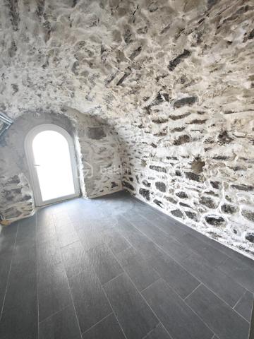 Coup de cœur assuré pour cette superbe maison de caractère en pierres apparentes, et refaite à neuf, et son jardin arboré à 15 minutes de Genève ! 

Au calme du village de Monnetier-Mornex et à quelques minutes des grands axes routiers et de la frontière Suisse du canton de Genève, cette magnifique maison de village entièrement rénovée avec beaucoup de gout et de qualité, et son terrain arboré, vous séduiront au premier coup d'œil. 
Quand on arrive, on est d'emblé séduit par le calme, l'ambiance douce que dégage cette belle bâtisse, la vue, la sérénité du lieu. On s'imagine rapidement vivre ici, car il y a tout pour se détendre et créer sa bulle de bien-être ici : de grands espaces, un joli terrain en plusieurs terrasses arborées qui offre une vue dégagée sur la vallée, une grande serre de jardin en bois et baies vitrées, comme une cabane pour les amoureux de jardinage, ou pour se créer un cocon d'hiver, un terrain de pétanque, une pergola végétale qui offre la possibilité de prendre le thé, à l'anglaise, dans le jardin, une terrasse devant la maison, pour profiter des journées ensoleillées... On peut facilement imaginer une piscine sur les hauteurs du terrain également.

A l'intérieur, dans chaque pièce on ne peut qu'etre séduit par la qualité des finitions, et le travail de la pierre qui allie l'authenticité du lieu à la modernité de la rénovation proposée.

Chaque espace est utilisé et la lumière intelligemment captée pour rendre la maison lumineuse. Elle reste cependant très fraiche en été, du fait de l'épaisseur des murs d'époque.

Dans le détail, voila comment se compose la maison : 

La maison se situe sur un terrain composé de 2 parcelles, pour 984m2 au total. 
La parcelle de terrain non construite est en pente, arborée, et aménagée en plusieurs terrasses planes et escaliers en pierres. 

A l'extérieur, on trouve : une cour gravillonnée (ou l'on peut garer 2 véhicules), en partie ombragée par une pergola végétalisée, une grande serre de jardin, un terrain de pétanque, un abri à voiture, une terrasse aménagée qui mène à la maison. 

La maison est composée d'une partie principale, et d'une dépendance, pour 205 m2 de surface habitable. 

Au RDC : la dépendance de 27m2 est composée d'une chambre de 7.2 m2, un salon-cuisine de 15.9 m2 et une salle de bain - WC de 3.9 m2. Cette partie peut etre imaginée comme un appartement loué séparément, ou un espace à part pour un jeune adulte qui s'autonomise.

La demeure principale est composée au RDC d'une cuisine de 21.9m2, un salon - salle à manger de 21.1m2, une salle de bain avec WWC et douche à l'italienne de 4,3 m2 et un petit dégagement qui mène à une zone cellier - buanderie type carnotzet de 21,6 m2 en deux parties distinctes, toutes deux avec un plafond en voûte en pierres apparentes. 

Au premier étage inférieur : le palier de 3,7 m2 donne accès à deux chambres, l'une de 18,3 m2 et l'autre de type suite parentale de 22,4 m2 avec un dressing aménagé et une salle d'eau (douche à l'italienne et meuble vasque). 

Au premier étage supérieur : une zone "bureau" ouvert de 13,5 m2, un WC et une vaste salle de bain de 10,2 m2 avec grande douche à l'italienne, baignoire et meuble vasque double. 

Au dernier étage, une vaste zone de détente - salon de 38,7m2 (dont 7,5 m2 sous les 1,8 m) et une chambre avec rangements de 12 m2 (dont 4,3 m2 sous les 1,8 m).

Photos et vidéos supplémentaires sur demande.