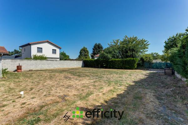 Terrain
        
        - 517 m² 209 000 € *