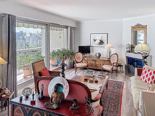 Vannes Albert 1er T4 lumineux de 108 m² avec balcon, 2 parkings et caves. A pied du Port