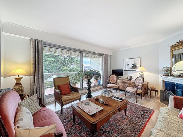 Vannes Albert 1er T4 lumineux de 108 m² avec balcon, 2 parkings et caves. A pied du Port