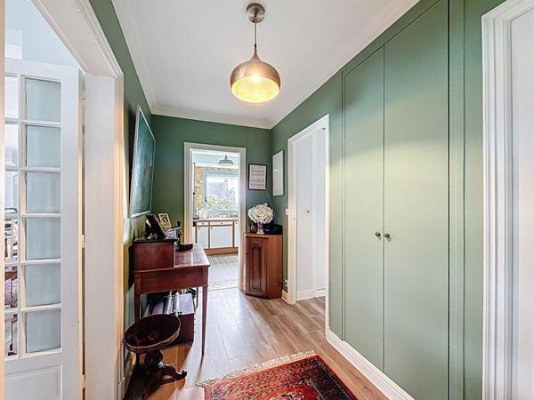 Vannes Albert 1er T4 lumineux de 108 m² avec balcon, 2 parkings et caves. A pied du Port