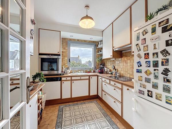 Vannes Albert 1er T4 lumineux de 108 m² avec balcon, 2 parkings et caves. A pied du Port