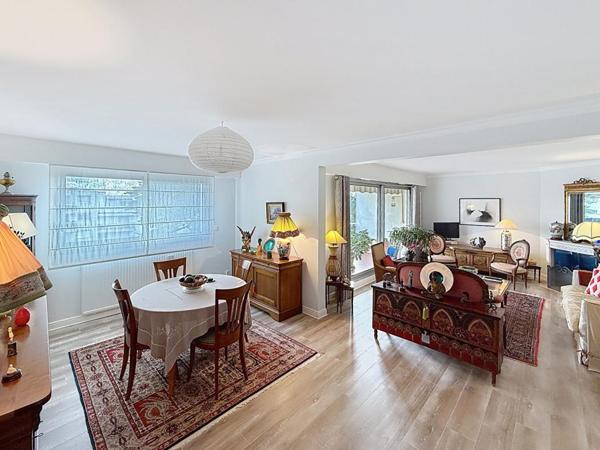 Vannes Albert 1er T4 lumineux de 108 m² avec balcon, 2 parkings et caves. A pied du Port