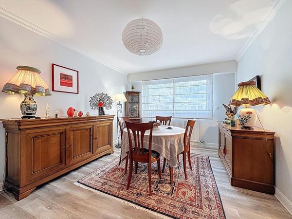 Vannes Albert 1er T4 lumineux de 108 m² avec balcon, 2 parkings et caves. A pied du Port