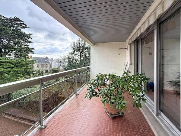 Vannes Albert 1er T4 lumineux de 108 m² avec balcon, 2 parkings et caves. A pied du Port