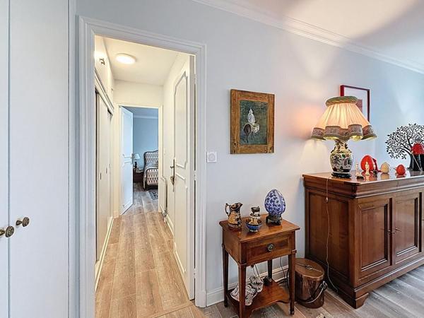 Vannes Albert 1er T4 lumineux de 108 m² avec balcon, 2 parkings et caves. A pied du Port