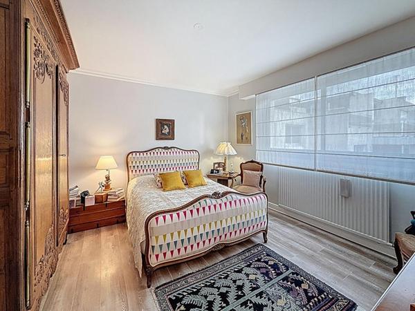 Vannes Albert 1er T4 lumineux de 108 m² avec balcon, 2 parkings et caves. A pied du Port