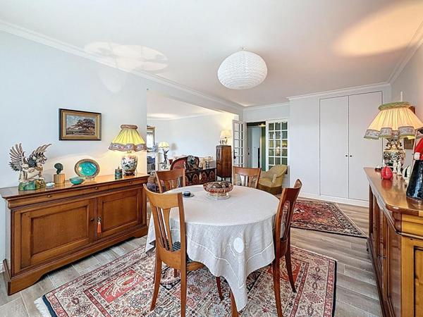 Vannes Albert 1er T4 lumineux de 108 m² avec balcon, 2 parkings et caves. A pied du Port