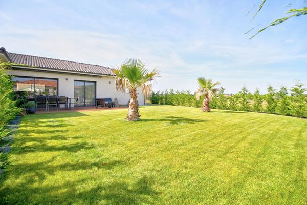 ESTILLAC - Maison récente de plain-pied lumineuse et fonctionnelle de 104 m² avec garage et jardin dans un environnement calme.