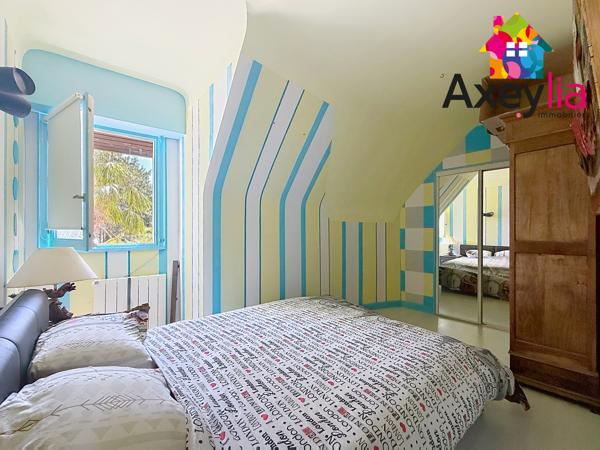 A VENDRE - COMMELLE-VERNAY - MAISON À TOIT DE CHAUME ET SEMI-ENTERRÉE AVEC QUATRE CHAMBRES, TERRAIN ET PISCINE