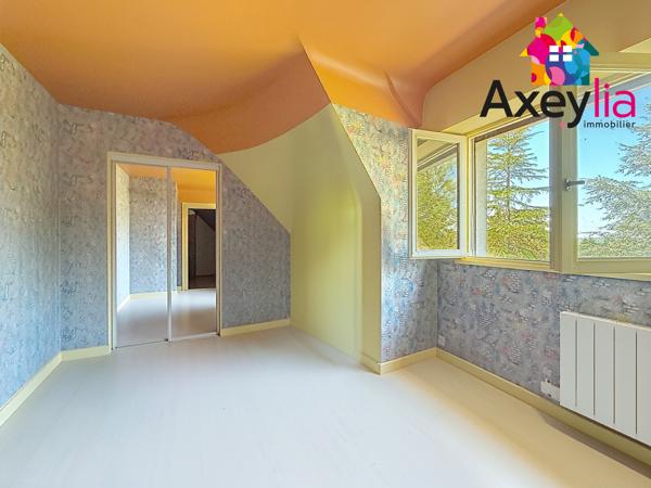 A VENDRE - COMMELLE-VERNAY - MAISON À TOIT DE CHAUME ET SEMI-ENTERRÉE AVEC QUATRE CHAMBRES, TERRAIN ET PISCINE