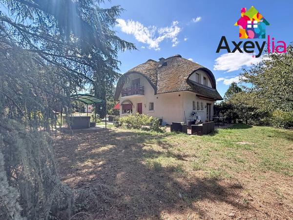 A VENDRE - COMMELLE-VERNAY - MAISON À TOIT DE CHAUME ET SEMI-ENTERRÉE AVEC QUATRE CHAMBRES, TERRAIN ET PISCINE