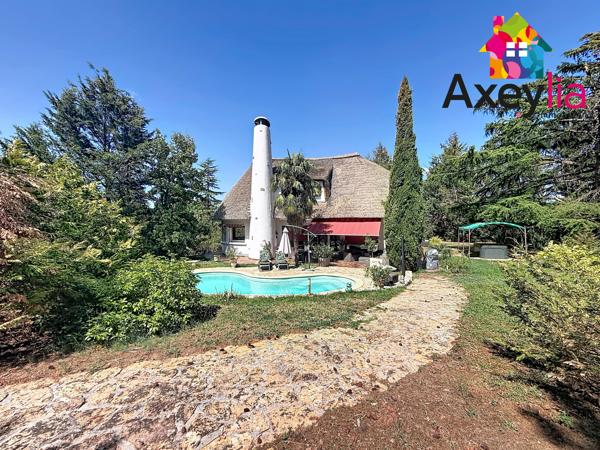 A VENDRE - COMMELLE-VERNAY - MAISON À TOIT DE CHAUME ET SEMI-ENTERRÉE AVEC QUATRE CHAMBRES, TERRAIN ET PISCINE