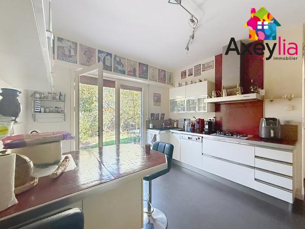A VENDRE - COMMELLE-VERNAY - MAISON À TOIT DE CHAUME ET SEMI-ENTERRÉE AVEC QUATRE CHAMBRES, TERRAIN ET PISCINE