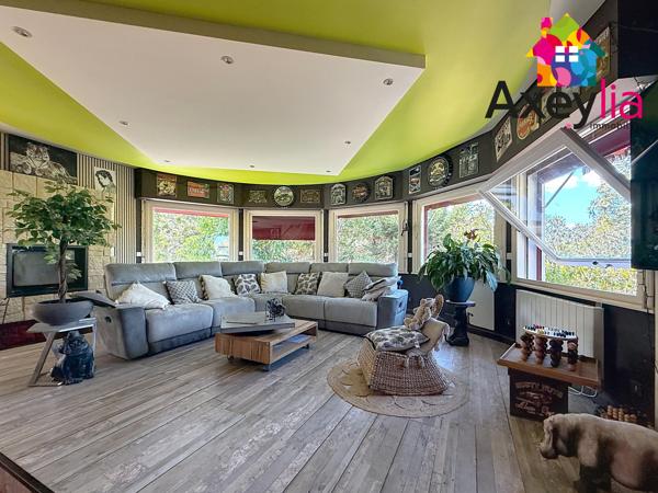 A VENDRE - COMMELLE-VERNAY - MAISON À TOIT DE CHAUME ET SEMI-ENTERRÉE AVEC QUATRE CHAMBRES, TERRAIN ET PISCINE