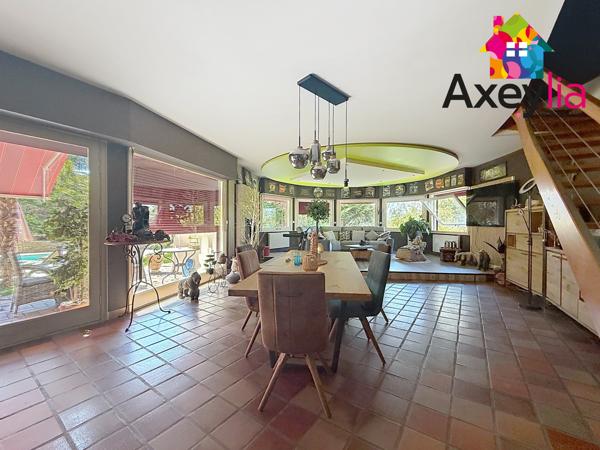 A VENDRE - COMMELLE-VERNAY - MAISON À TOIT DE CHAUME ET SEMI-ENTERRÉE AVEC QUATRE CHAMBRES, TERRAIN ET PISCINE