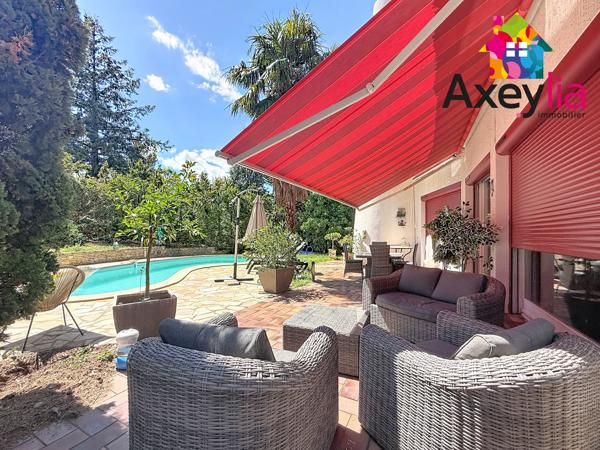 A VENDRE - COMMELLE-VERNAY - MAISON À TOIT DE CHAUME ET SEMI-ENTERRÉE AVEC QUATRE CHAMBRES, TERRAIN ET PISCINE